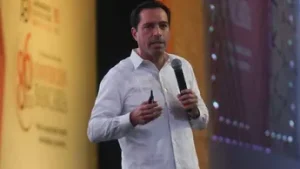 La Reincorporación de Mauricio Vila al Senado marca su regreso tras concluir su preparación académica en Harvard.