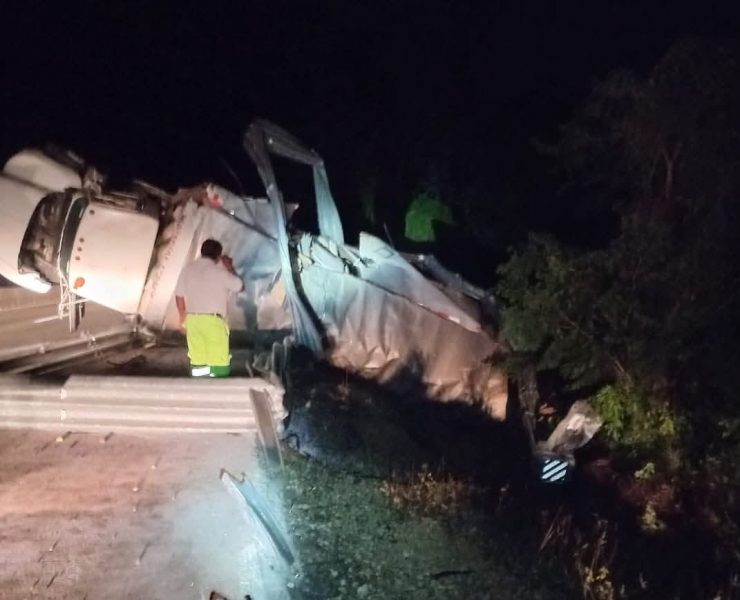 Volcadura Impactante: camión que transportaba material explosivo sufre volcatura