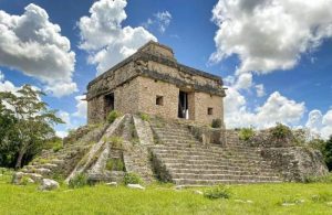 Recorrido por la zona arqueológica de Dzibilchaltún, un viaje al pasado ideal para disfrutar los Últimos días de vacaciones.