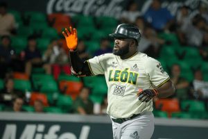 Con oportunismo ofensivo, los Bravos de León se llevan el triunfo en el primer juego de la serie ante unos Leones que lucharon hasta el final.