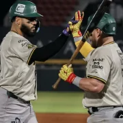 Bravos se adelantó en la serie con oportunismo ofensivo