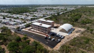 Estudiantes recorrieron las modernas instalaciones del CBTis 305 en Ciudad Caucel, donde se impartirán carreras de Inteligencia Artificial, Ciberseguridad y Robótica para fortalecer el futuro educativo de Yucatán.