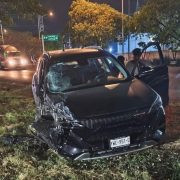 Camioneta impacta autobús en Periférico deja fuerte accidente vial nocturno