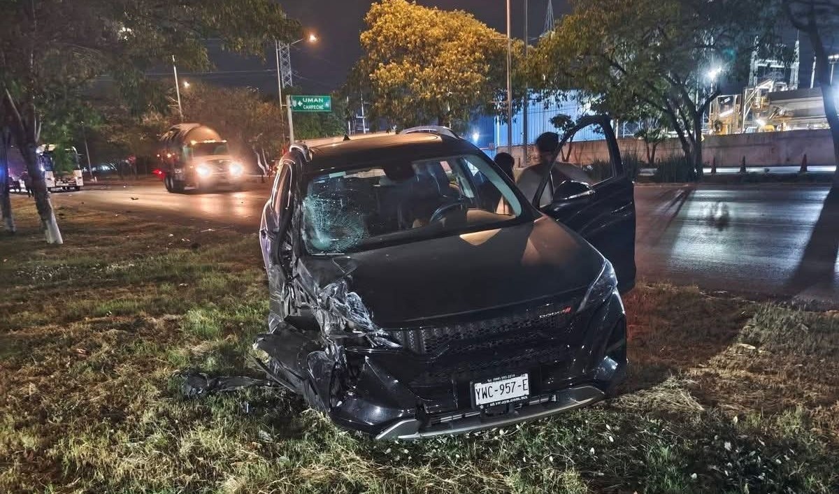Camioneta impacta autobús en Periférico deja fuerte accidente vial nocturno