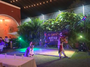 La Noche mágica con El Canto del Mayab emocionó al público con las voces del Coro Túumben K’aay, quienes llevaron el orgullo de la lengua maya a una velada llena de tradición y esperanza.