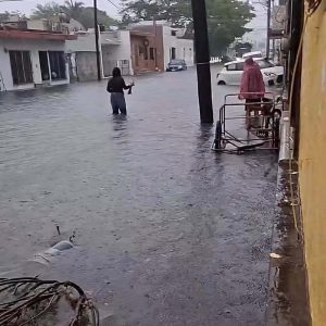Calles inundadas y largas filas de vehículos reflejan el severo impacto de las intensas lluvias que provocaron un colapso vial en diversos puntos de Mérida.