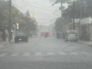 Automovilistas enfrentaron horas de retraso debido a los severos encharcamientos y embotellamientos que paralizaron la movilidad en varias zonas de la capital yucateca.
