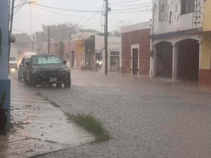 Autoridades de Seguridad Pública y Protección Civil mantienen vigilancia permanente ante las afectaciones ocasionadas por las lluvias, mientras exhortan a la ciudadanía a evitar zonas inundadas y conducir con precaución.