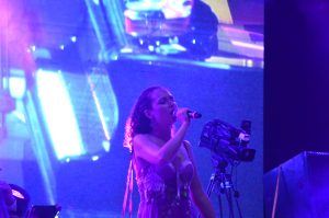La voz invitada de la noche emocionó a los asistentes con una interpretación llena de sentimiento, complementando a la perfección la magia musical que caracterizó el concierto de Arcano.