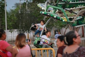 Familias disfrutan de la Feria en Xmatkuil entre juegos mecánicos, sonrisas y momentos inolvidables para la niñez yucateca.