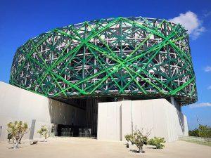 “El Gran Museo del Mundo Maya es una excelente opción dentro de los Lugares para festejar a mamá en Mérida para quienes disfrutan de la cultura y la historia yucateca.”