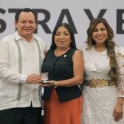 Gobierno de Yucatán reconoce la trayectoria de maestras y maestros