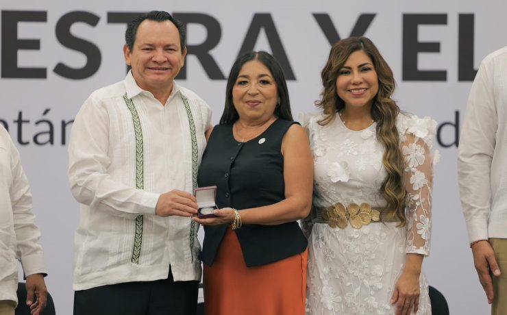 Gobierno de Yucatán reconoce la trayectoria de maestras y maestros