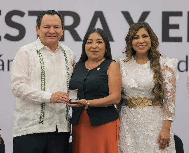Gobierno de Yucatán reconoce la trayectoria de maestras y maestros