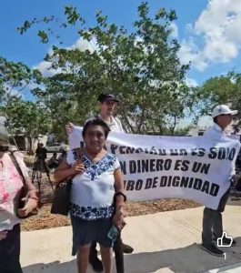 Jubilados de PEMEX y CFE en Mérida solicitaron a Claudia Sheinbaum revisar la reforma a las pensiones durante su visita a Yucatán.