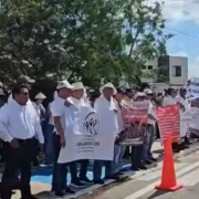 Jubilados de PEMEX y CFE en Mérida exigen revisar la reforma