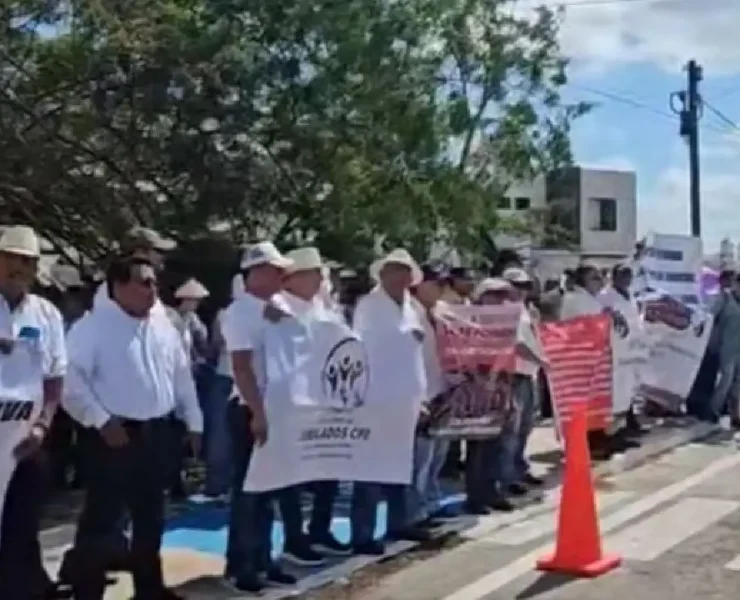 Jubilados de PEMEX y CFE en Mérida exigen revisar la reforma