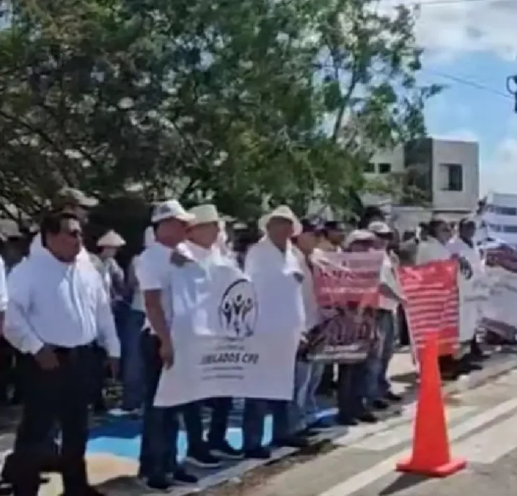 Jubilados de PEMEX y CFE en Mérida exigen revisar la reforma