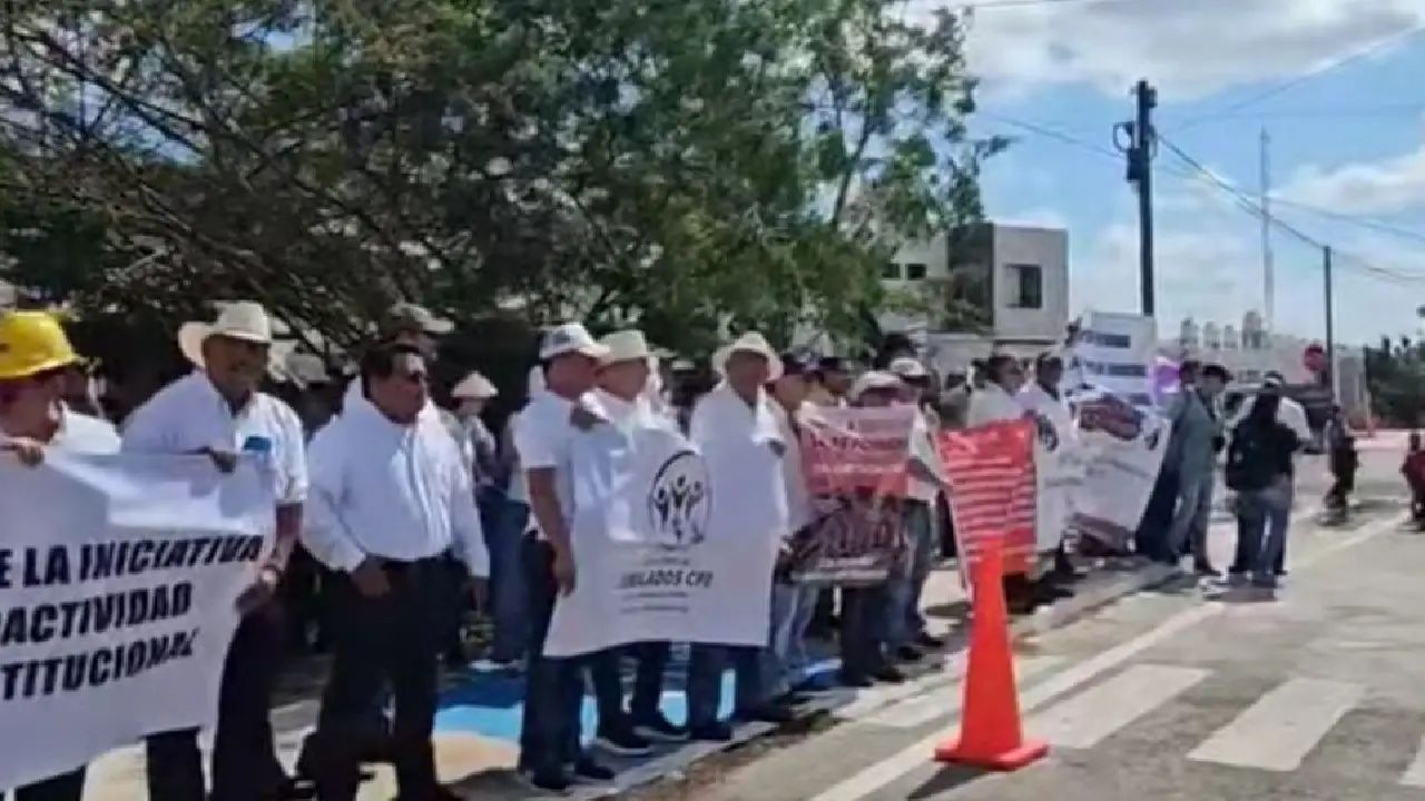 Jubilados de PEMEX y CFE en Mérida exigen revisar la reforma