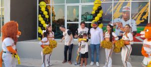 Corte de listón que marca la Alianza con sabor en el Kukulcán entre los Leones de Yucatán y Mítica Hamburguesas dentro del Parque Kukulcán Álamo.