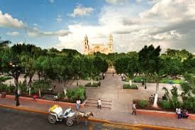 “La Plaza Grande es uno de los Lugares para festejar a mamá en Mérida gracias a su ambiente colonial, música y espacios ideales para disfrutar en familia.”