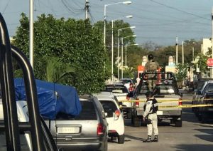 Elementos federales realizaron un fuerte operativo en Paseos de Caucel II, donde cayó el ``Pecas´´ en Ciudad Caucel por presuntos delitos relacionados con narcomenudeo.