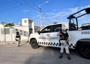 Durante el cateo en Ciudad Caucel, autoridades aseguraron drogas como cristal, cocaína y marihuana, además de detener al presunto líder criminal conocido como “El Pecas”.