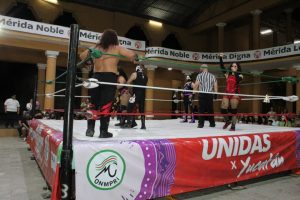 Mujeres revolucionan el ring en Yucatán durante una función de lucha libre con causa social realizada en la emblemática Casa del Pueblo.