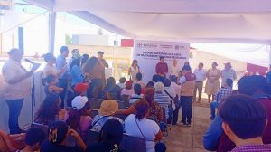 Díaz Mena escuchó a los vecinos del fraccionamiento Santa Cruz durante su recorrido, atendiendo de forma directa sus principales necesidades.