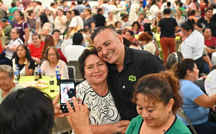 Sergio Vadillo reúne miles madres Mérida celebra Día especial
