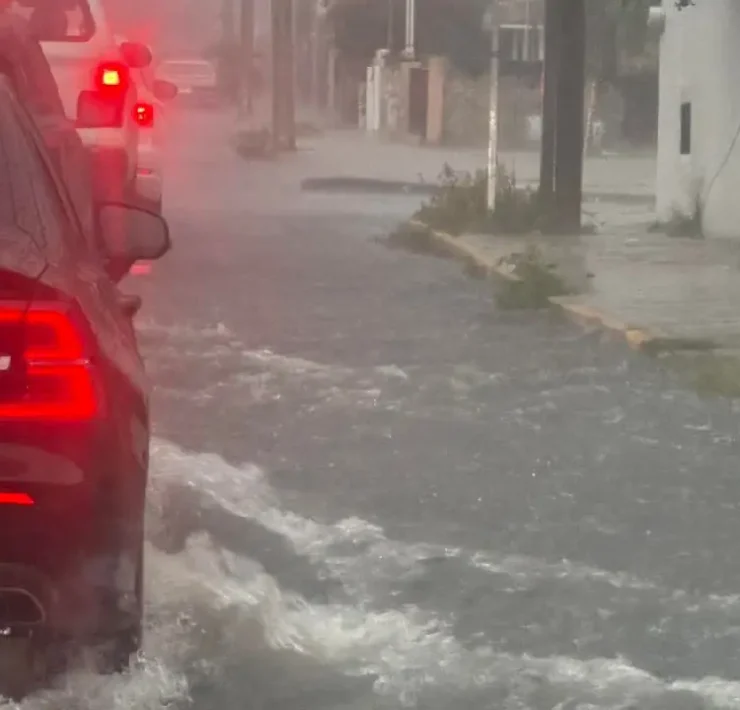 Severo colapso vial y urbano provoca caos en las principales avenidas