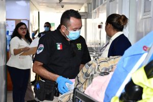 Personal médico y paramédicos participaron en el operativo con el que inició el traslado de pacientes al nuevo Hospital General “Dr. Agustín O’Horán” en Yucatán.