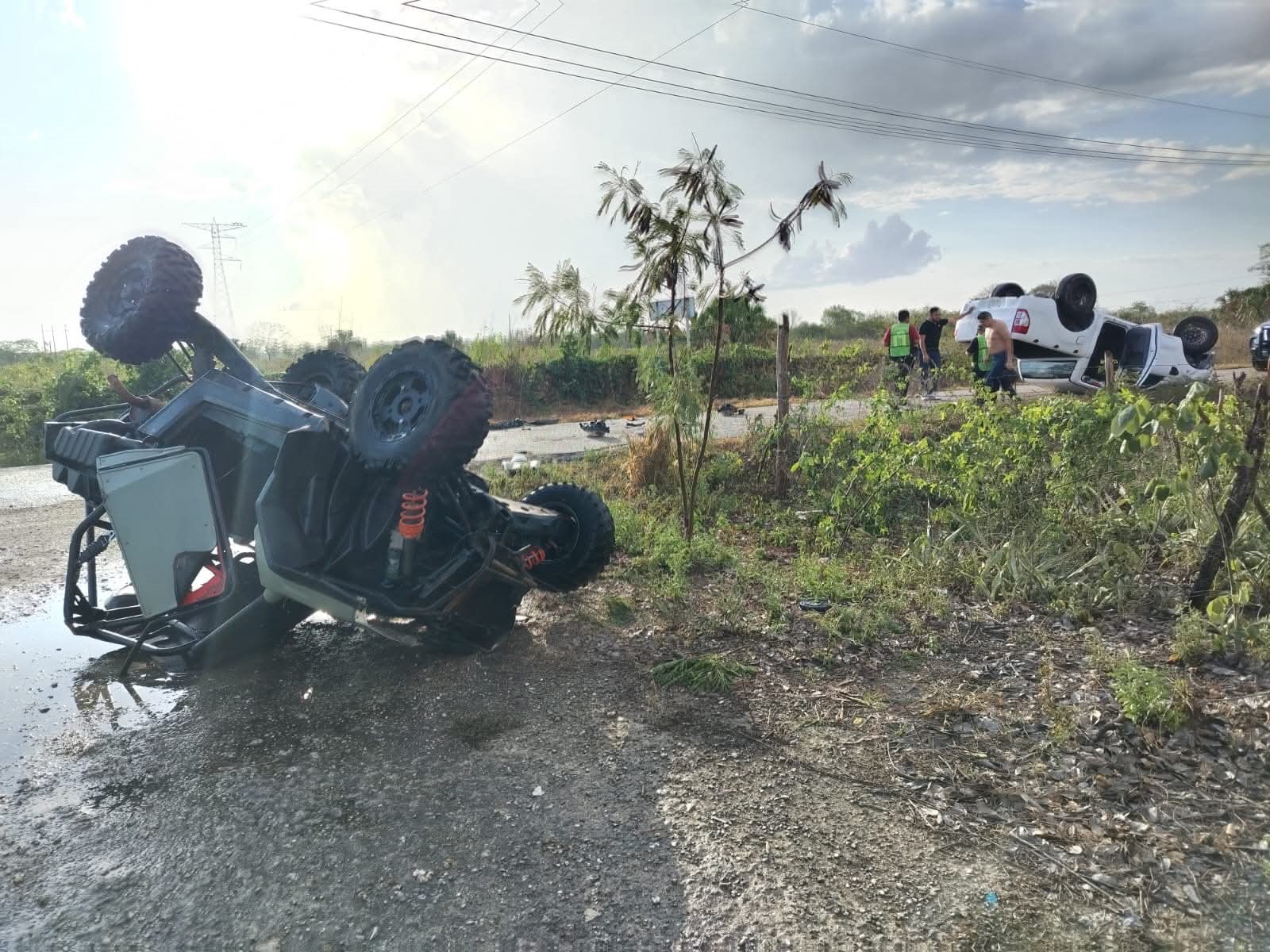 Volcadura impactante en Buctzotz tras maniobra para evitar choque frontal