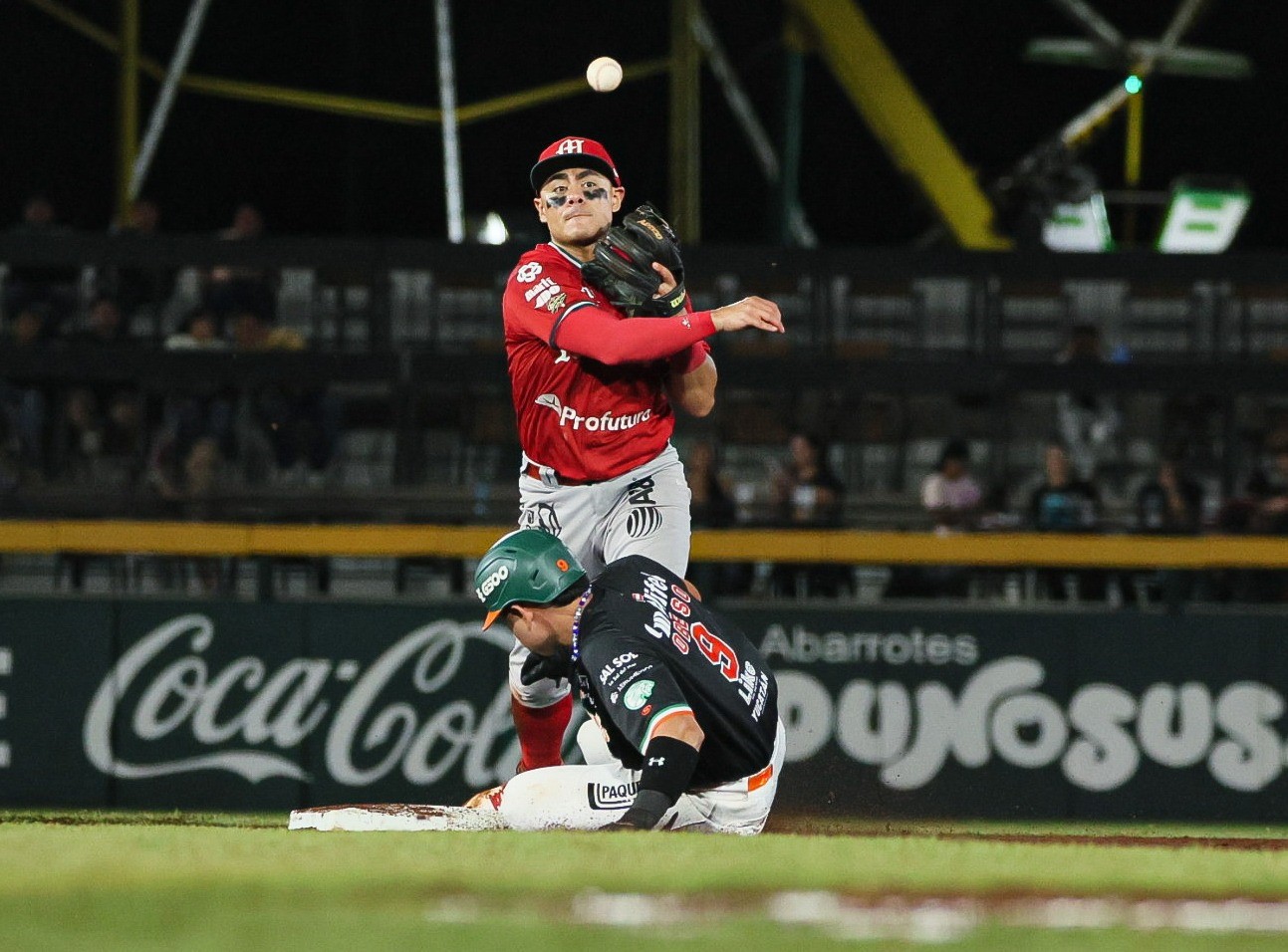 Leones y Diablos protagonizan intensa doble cartelera