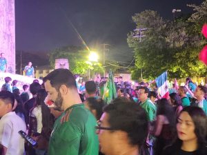 La celebración continuó en el Paseo de Montejo, donde cientos de aficionados se congregaron con banderas, matracas y cánticos para festejar el triunfo de México en una noche llena de orgullo y pasión tricolor.