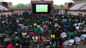 Cientos de familias disfrutaron del Inicio de Zona Fan Yucatán en un ambiente de alegría, seguridad y convivencia, viviendo juntos la pasión por el fútbol en pantalla gigante. Fuente: Gobierno del Estado de Yucatán.