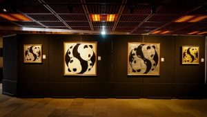 Autoridades culturales, representantes diplomáticos y organizadores participaron en la inauguración de la Exposición Goles y Pinceladas 2026, una muestra que promueve la cooperación internacional a través del arte.