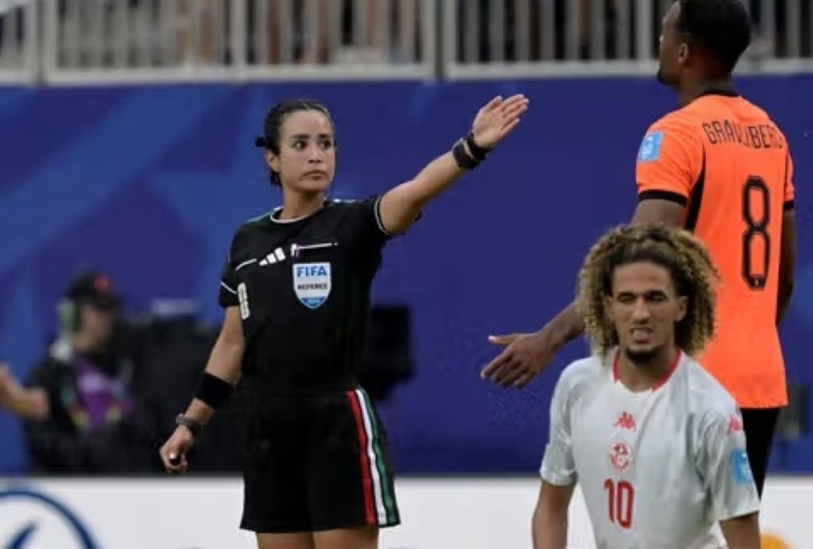 Katia Itzel García hizo historia al debutar como árbitra central en el partido Túnez vs Países Bajos
