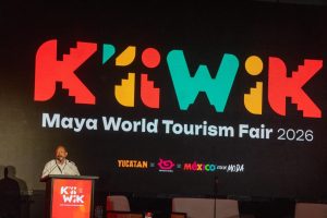 Autoridades, especialistas y representantes del sector turístico participaron en la inauguración del foro académico de la Feria Turística del Mundo Maya, un espacio que fortalece la integración regional y el desarrollo sostenible.