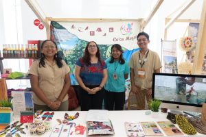 La muestra artesanal “Herencia Viva” exhibe el talento de productores y artesanos de la región, resaltando la riqueza cultural que distingue a la Feria Turística del Mundo Maya.