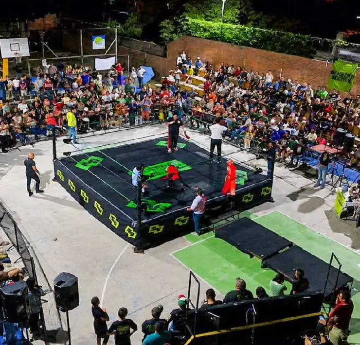 La Lucha libre llegó a Chenkú y reunió a decenas de familias