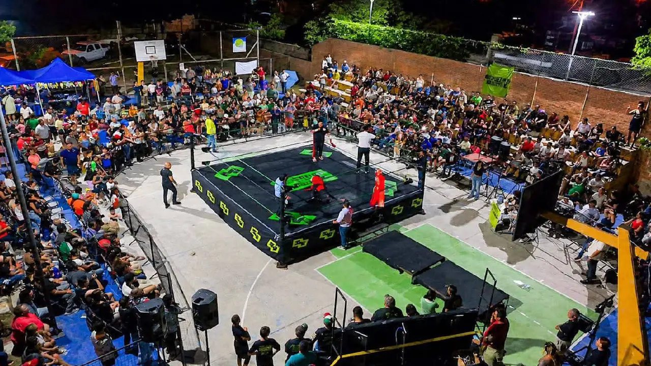 La Lucha libre llegó a Chenkú y reunió a decenas de familias