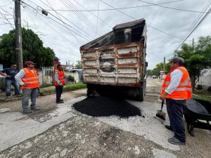 Los trabajos incluyen bacheo profundo y superficial con mezcla asfáltica en caliente para mejorar las condiciones de las vialidades y prolongar su vida útil en la colonia Melchor Ocampo.