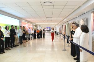 La Galería Sara Millet del Aeropuerto Internacional de Mérida abrió sus puertas a la exposición número 581, una muestra que celebra el talento artístico yucateco a través de la visión contemporánea de Sara Escobar Millet “Inmaculada”.