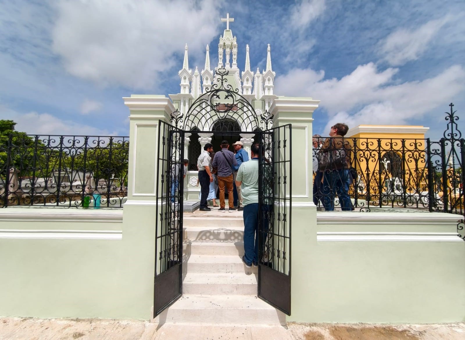 Restauran mausoleo Vega Ibarra y preservan legado histórico del cementerio general de Mérida