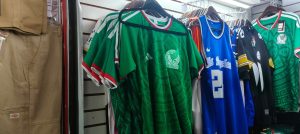 Los precios de las playeras de la Selección Mexicana oscilan entre los 550 y 650 pesos, permitiendo que más aficionados se sumen a la Fiebre Mundialista en Yucatán y apoyen al Tricolor con orgullo.