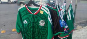 Desde tallas infantiles hasta 3XL para dama y caballero, las playeras de la Selección Mexicana están disponibles para que todos los aficionados formen parte de la Fiebre Mundialista en Yucatán.