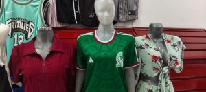 Las playeras de la Selección Mexicana son de los artículos más buscados por los aficionados que viven con intensidad la Fiebre Mundialista en Yucatán y se preparan para apoyar al Tricolor en cada partido.