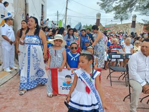 Pescadores, familias y autoridades participaron en el izamiento de la bandera nacional, dando inicio a las actividades con las que Conmemoraron el Día de la Marina en Telchac Puerto.