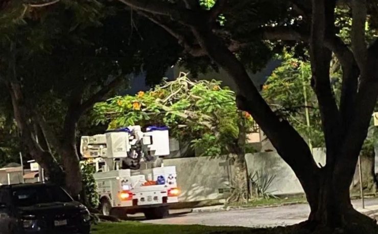 Denuncia ciudadana: Camión CFE provoca cables caídos en Col. Nueva Alemán